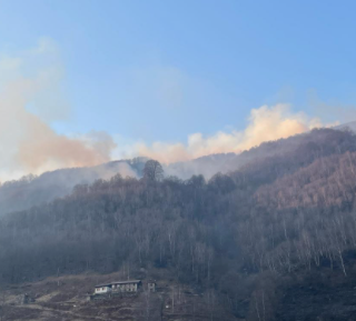 Valle Strona, ancora molto esteso l'incendio a Sambughetto