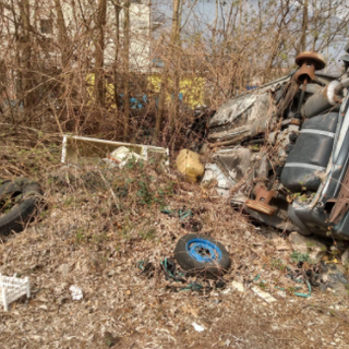 A Gravellona rifiuti abbandonati in via Roma
