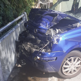 Scontro fra un'auto e un autocarro a Verbania