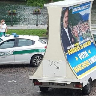 La polizia locale omegnese fa spostare il camion vela a sostegno di Marchioni
