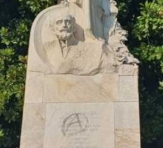 Imbrattata la statua di Troubetzkoy sul lungolago di Pallanza