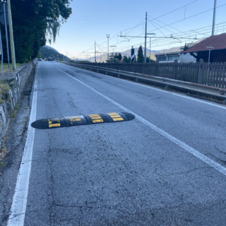 Rischio incidenti per i dissuasori “a metà” in via Repubblica e vicino al circolo Ferraris