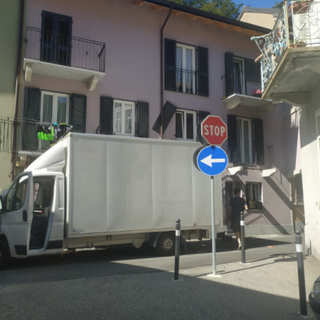 Camioncino urta due balconi in via Citterio