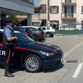 Danneggiano le auto in sosta, uno dei tre vandali aggredisce i carabinieri: arrestato