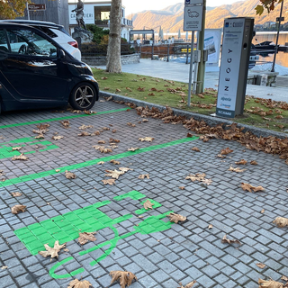 Polemiche per i parcheggi delle auto elettriche