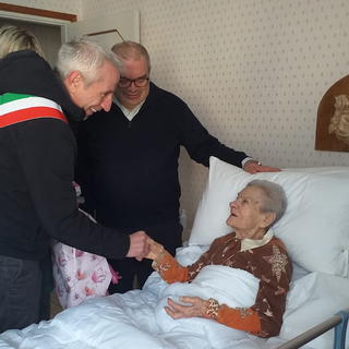 Cannobio, alla neo centenaria Anna Maffioli gli auguri del sindaco e del prevosto