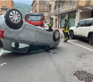 Auto si ribalta in via Mazzini