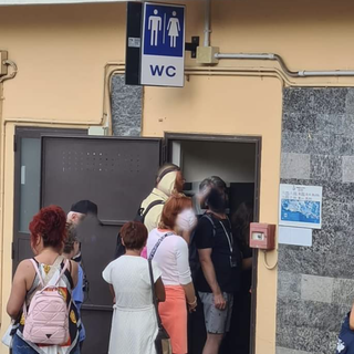 Dopo le polemiche, riaperti i bagni pubblici alla partenza della funivia del Mottarone