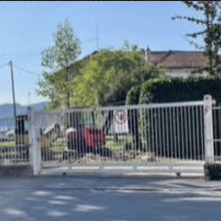Operai e ruspe al lavoro per “demolire” il parco giochi di Intra
