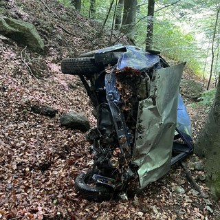 Auto fuori strada in Valle Strona, morto il conducente