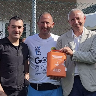 Il Cantante della Solidarietà dona un defibrillatore al comune  FOTO