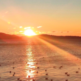 &quot;Omaggio al sole&quot;: un concerto all'alba sul lago con la violinista Silvia Arfacchia