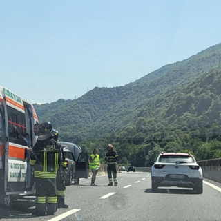 Auto va sbattere in superstrada a Gravellona