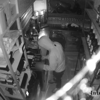Furto notturno in un bar di Verbania: arrestato un 19enne VIDEO Furto notturno in un bar di Verbania: arrestato un 19enne VIDEO