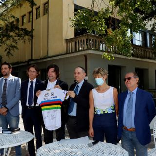 Consegnati oggi i doni dei ciclisti del Giro d'Italia per il piccolo Eitan FOTO