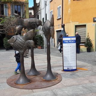 Commercianti e residenti chiedono che i “Tre Pesci” rimangano in piazza Castello