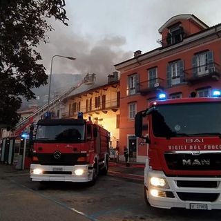 Tetto in fiamme all'alba a Suna