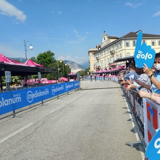 Partita la penultima tappa del Giro. Grande festa per Pippo Ganna VIDEO