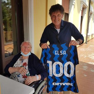 Consegnata la maglia con le firme dell'Inter per i 100 anni di nonna Elsa