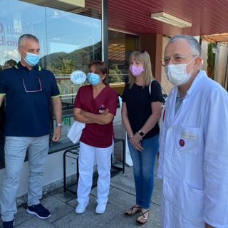 “Se sono sopravvissuto al Covid lo devo al personale del Coq”, ex paziente torna a Omegna per ringraziare chi gli ha salvato la vita
