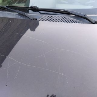 Vandali in azione a Crusinallo: danneggiate diverse auto