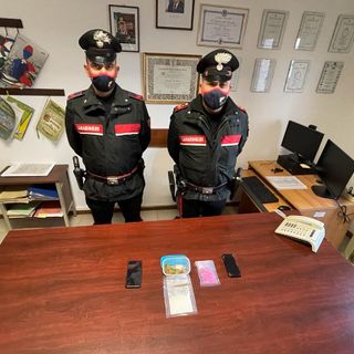 Omegna, sorpreso dai carabinieri con ecstasy e ketamina: arrestato 32enne