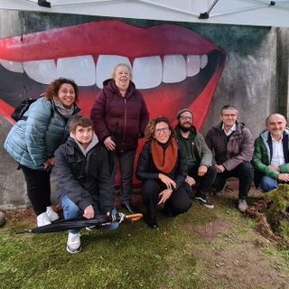 Un grande sorriso sul nuovo murales della biblioteca di Gravellona