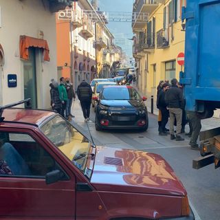 A Omegna traffico in tilt tra via Manzoni e via Mazzini