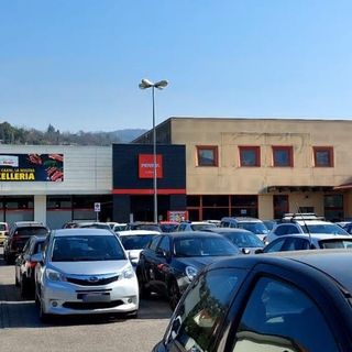 Parcheggi selvaggi a Verbania? Esplode (anche via social) il “caso Penny”