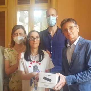 Lions dona un dispositivo ad una ragazza ipovedente di Gravellona