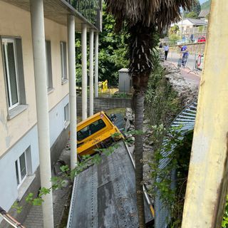 Carroattrezzi sfonda un muretto e cade nel cortile dell'Avis