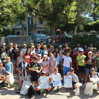 Suna, tanti i volontari per la giornata ecologica in spiaggia