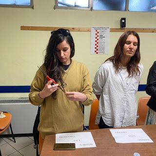 Solidarietà alle donne iraniane, taglio di una ciocca di capelli anche a Omegna. VIDEO