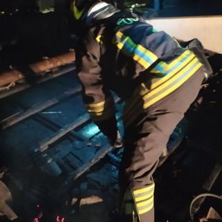 Tetto in fiamme in località Antoliva