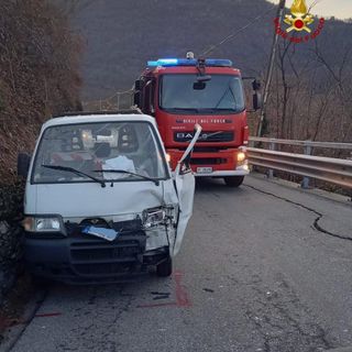 Scontro tra un'auto e un motocarro sulla via per Cossogno