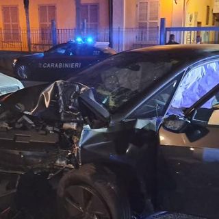 Auto si schianta contro un condominio: passeggero ubriaco e violento immobilizzato col taser e arrestato
