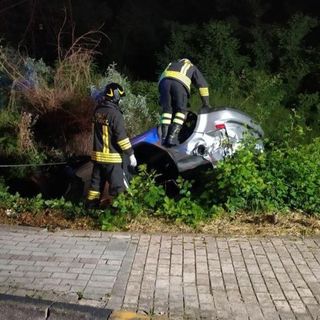 Auto esce di strada e si ribalta, incidente nella notte a Gravellona