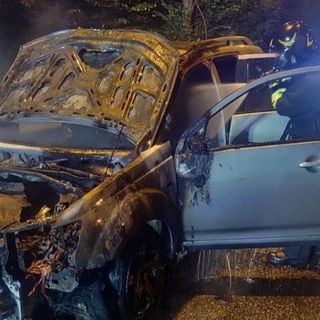 Auto in fiamme nella notte sulla SS 33, illeso il conducente