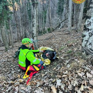 Cacciatore scivola e si ferisce alla schiena , recuperato da un'eliambulanza