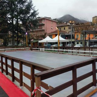 Ad Omegna si pattina sul ghiaccio