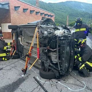 Auto si ribalta di fronte alla ludoteca, ferito il conducente