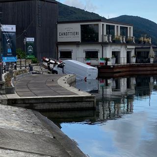 Omegna, furgone finisce nel lago alla Canottieri FOTO