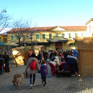 Piazza San Vittore rivive la natività con il presepe vivente FOTO
