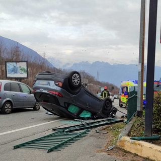 Incidente a Casale Corte Cerro: un'auto ribaltata in via Novara