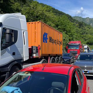 Camion fermo in autostrada: A26 bloccata
