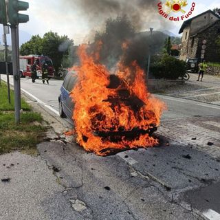 Auto prende fuoco mentre è in marcia: attimi di paura a Bieno