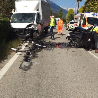 Scontro frontale tra auto e camion sulla statale del Lago d’Orta