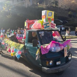 Carnevale in festa a Casale, grande partecipazione tra colori e allegria