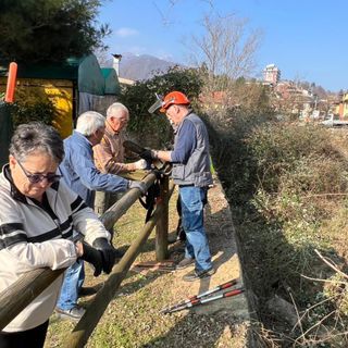 Omegna, gli 'Amici di Bagnella' al lavoro sul sentiero della Fiumetta