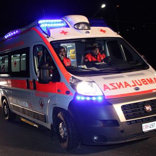 Centauro sbatte contro il guardrail e finisce in un dirupo